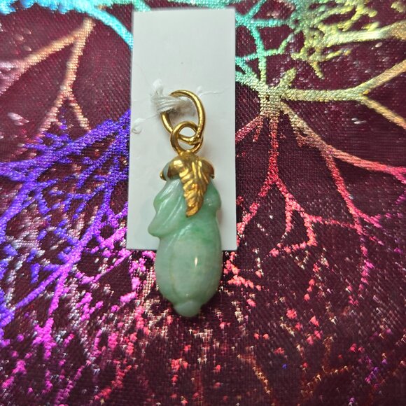 ✨ Delicate Jade Gourd Pendant with Gold Accent – Symbol of Prosperity ✨ - Picture 1 of 8